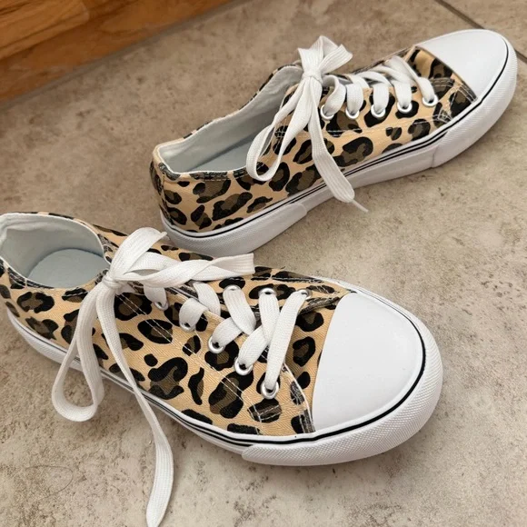 Leopard Print Canvas Low Top Sneakers, Size 8 - Picture 3 of 8